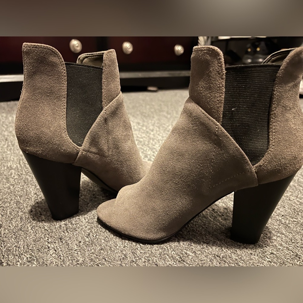 GUESS OPEN TOE GREY BOOTIES